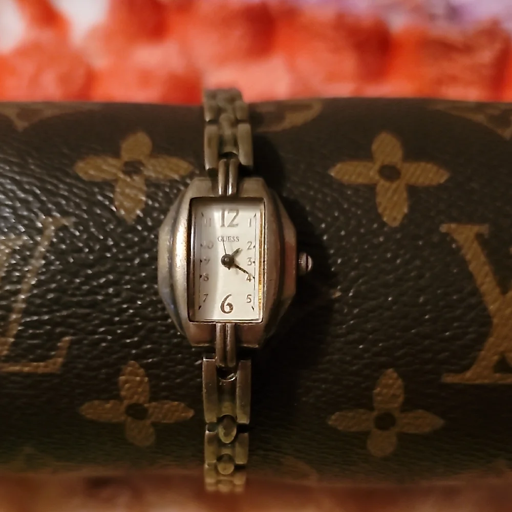 Vintage Guess Watch Womens‎ Bronze Tone Stainless Steel Classic White Dial 1996